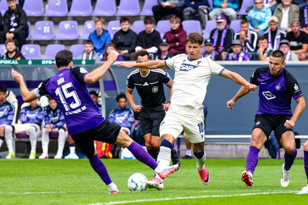 Adam Hlozek (TSG 1899 Hoffenheim, 10) Zweikampf, Duell, Kampf am Ball gegen Marcel Baer (FC Erzgebirge Aue, 15), FC Erzgebirge Aue vs. TSG Hoffenheim, Fussball, DFB Pokal, 1. Runde, Saison 2026 2027, 22.08.2026,¨ DFL REGULATIONS PROHIBIT ANY USE OF PHOTOGRAPHS AS IMAGE SEQUENCES AND OR QUASI-VIDEO,¨ FC Erzgebirge Aue vs. TSG Hoffenheim, Fussball, DFB Pokal, 1. Runde, Saison 2026 2027, 22.08.2026, Aue *** Adam Hlozek (TSG 1899 Hoffenheim), 10th tackle, duel, battle for the ball against Marcel Baer (FC Erzgebirge Aue), 15th, FC Erzgebirge Aue vs. TSG Hoffenheim, soccer, DFB Cup, Round 1, 2026–2027 season, August 22, 2026, DFL regulations prohibit any use of photographs as image sequences and or quasi-video, FC Erzgebirge Aue vs. TSG Hoffenheim, soccer, DFB Cup, Round 1, 2026–2027 season, August 22, 2026, Aue Copyright: xEibner-Pressefoto LauraxRoemerx EP_LRR