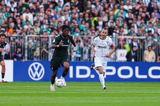 Samuel Mbangula (SV Werder Bremen, 07), Marian Kunze (Lüneburger SK Hansa, 10) GER, Lüneburger SK Hansa vs. SV Werder Bremen, Fußball, DFB-Pokal, 1. Runde, Saison 2026 2027, 22.08.2026 GER, Lüneburger SK Hansa vs. SV Werder Bremen, Fußball, DFB-Pokal, 1. Runde, Saison 2026 2027, 22.08.2026 Hamburg *** Samuel Mbangula, SV Werder Bremen, 07; Marian Kunze, Lüneburger SK Hansa, 10 GER; Lüneburger SK Hansa vs. SV Werder Bremen, Soccer, DFB Cup, 1st Round, 2026–2027 Season, August 22, 2026 GER, Lüneburger SK Hansa vs. SV Werder Bremen, Soccer, DFB Cup, 1st Round, 2026–2027 Season, August 22, 2026 Hamburg Copyright: xEibner-Pressefoto MarcelxvonxFehrnx EP_MFN