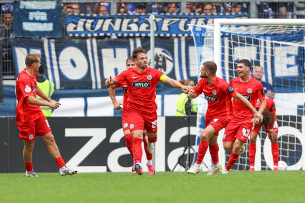 Luca Schnellbacher (SV 07 Elversberg) Torjubel,jubelt mit seiner Mannschaft nach dem Treffer zum 0:1 waehrend des Spiels der 1. Runde des DFB-Pokal zwischen MSV Duisburg und SV 07 Elversberg, Schauinsland-Reisen-Arena am 22. August 2026 in Duisburg, Deutschland. (Foto von Oliver Kaelke DeFodi Images) +++ Luca Schnellbacher (SV 07 Elversberg) celebrates after scoring his team s first goal with teammates during the 1st round match of the DFB-Pokal between MSV Duisburg and SV 07 Elversberg at Schauinsland-Reisen-Arena on August 22, 2026 in Duisburg, Germany. (Photo by Oliver Kaelke DeFodi Images) DFB DFL REGULATIONS PROHIBIT ANY USE OF PHOTOGRAPHS AS IMAGE SEQUENCES AND OR QUASI-VIDEO. (Photo by Oliver Kaelke DeFodi Images) - *** Luca Schnellbacher of SV 07 Elversberg celebrates the goal with his teammates after scoring the 0-1 goal during the first-round DFB Cup match between MSV Duisburg and SV 07 Elversberg, Schauinsland Reisen Arena on August 22, 2026, in Duisburg, Germany. Photo by Oliver Kaelke, DeFodi Images. Luca Schnellbacher of SV 07 Elversberg celebrates after scoring his team’s first goal with teammates during the first-round match of the DFB Cup between MSV Duisburg and SV 07 Elversberg at Schauinsland Reisen Arena on August 22, 2026 in Duisburg, Germany. Photo by Oliver Kaelke, DeFodi Images. DFB and DFL regulations prohibit any use of photographs as image sequences and or quasi-video. Photo by Oliver Kaelke, DeFodi Images.