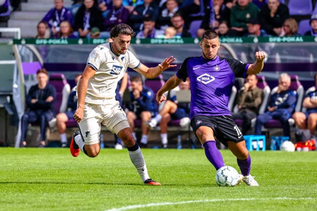 Leon Avdullahu (TSG 1899 Hoffenheim, 07) Zweikampf, Duell, Kampf Patrick Kapp (FC Erzgebirge Aue, 16), FC Erzgebirge Aue vs. TSG Hoffenheim, Fussball, DFB Pokal, 1. Runde, Saison 2026 2027, 22.08.2026,¨ DFL REGULATIONS PROHIBIT ANY USE OF PHOTOGRAPHS AS IMAGE SEQUENCES AND OR QUASI-VIDEO,¨ FC Erzgebirge Aue vs. TSG Hoffenheim, Fussball, DFB Pokal, 1. Runde, Saison 2026 2027, 22.08.2026, Aue *** Leon Avdullahu, TSG 1899 Hoffenheim, 07 Tackle, duel, battle Patrick Kapp FC Erzgebirge Aue, 16, FC Erzgebirge Aue vs. TSG Hoffenheim, soccer, DFB Cup, Round 1, 2026–2027 season, August 22, 2026, DFL regulations prohibit any use of photographs as image sequences and or quasi-video, FC Erzgebirge Aue vs. TSG Hoffenheim, soccer, DFB Cup, Round 1, 2026–2027 Season, August 22, 2026, Aue Copyright: xEibner-Pressefoto LauraxRoemerx EP_LRR