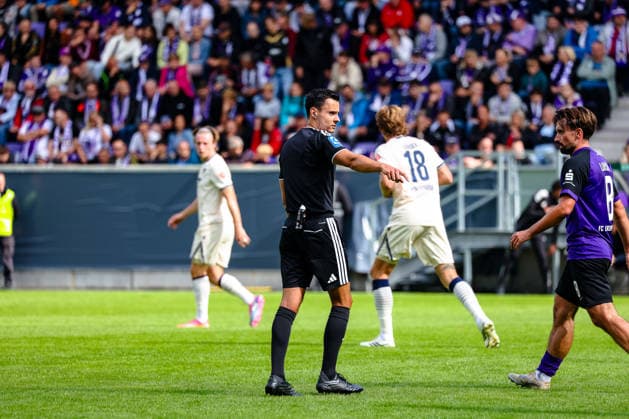 Konrad Oldhafer (Schiedsrichter, DFB) gibt Anweisungen, gestikuliert , FC Erzgebirge Aue vs. TSG Hoffenheim, Fussball, DFB Pokal, 1. Runde, Saison 2026 2027, 22.08.2026,¨ DFL REGULATIONS PROHIBIT ANY USE OF PHOTOGRAPHS AS IMAGE SEQUENCES AND OR QUASI-VIDEO,¨ FC Erzgebirge Aue vs. TSG Hoffenheim, Fussball, DFB Pokal, 1. Runde, Saison 2026 2027, 22.08.2026, Aue *** Konrad Oldhafer, referee; DFB gives instructions, gestures; FC Erzgebirge Aue vs. TSG Hoffenheim; soccer; DFB Cup; 1st round; 2026–2027 season, August 22, 2026, DFL regulations prohibit any use of photographs as image sequences and or quasi-video, FC Erzgebirge Aue vs. TSG Hoffenheim, soccer, DFB Cup, First Round, 2026–2027 Season, August 22, 2026, Aue Copyright: xEibner-Pressefoto LauraxRoemerx EP_LRR