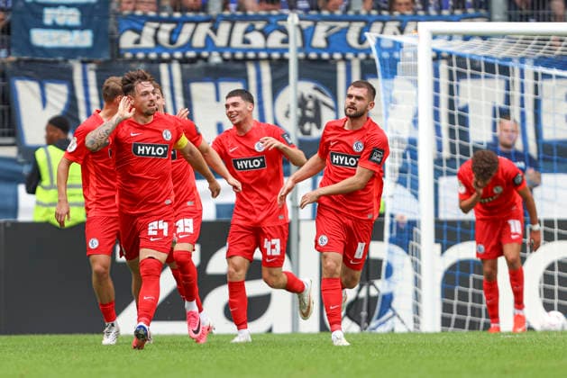 Luca Schnellbacher (SV 07 Elversberg) Torjubel,jubelt mit seiner Mannschaft nach dem Treffer zum 0:1 waehrend des Spiels der 1. Runde des DFB-Pokal zwischen MSV Duisburg und SV 07 Elversberg, Schauinsland-Reisen-Arena am 22. August 2026 in Duisburg, Deutschland. (Foto von Oliver Kaelke DeFodi Images) +++ Luca Schnellbacher (SV 07 Elversberg) celebrates after scoring his team s first goal with teammates during the 1st round match of the DFB-Pokal between MSV Duisburg and SV 07 Elversberg at Schauinsland-Reisen-Arena on August 22, 2026 in Duisburg, Germany. (Photo by Oliver Kaelke DeFodi Images) DFB DFL REGULATIONS PROHIBIT ANY USE OF PHOTOGRAPHS AS IMAGE SEQUENCES AND OR QUASI-VIDEO. (Photo by Oliver Kaelke DeFodi Images) - *** Luca Schnellbacher of SV 07 Elversberg celebrates the goal, cheering with his team after scoring the 0-1 goal during the first-round DFB Cup match between MSV Duisburg and SV 07 Elversberg, Schauinsland Reisen Arena on August 22, 2026, in Duisburg, Germany. Photo by Oliver Kaelke, DeFodi Images. Luca Schnellbacher of SV 07 Elversberg celebrates with his teammates after scoring his team’s first goal during the first-round match of the DFB Cup between MSV Duisburg and SV 07 Elversberg at Schauinsland Reisen Arena on August 22, 2026 in Duisburg, Germany. Photo by Oliver Kaelke, DeFodi Images. DFB and DFL regulations prohibit any use of photographs as image sequences and or quasi-video. Photo by Oliver Kaelke, DeFodi Images.