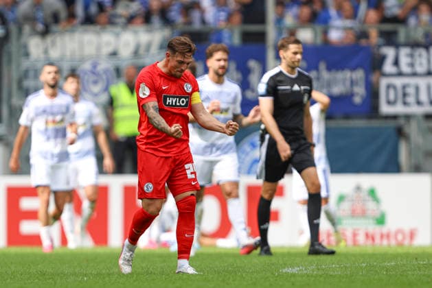 Luca Schnellbacher (SV 07 Elversberg) Torjubel, jubelt nach seinem Treffer zum 0:1 waehrend des Spiels der 1. Runde des DFB-Pokal zwischen MSV Duisburg und SV 07 Elversberg, Schauinsland-Reisen-Arena am 22. August 2026 in Duisburg, Deutschland. (Foto von Oliver Kaelke DeFodi Images) +++ Luca Schnellbacher (SV 07 Elversberg) celebrates after scoring his team s first goal during the 1st round match of the DFB-Pokal between MSV Duisburg and SV 07 Elversberg at Schauinsland-Reisen-Arena on August 22, 2026 in Duisburg, Germany. (Photo by Oliver Kaelke DeFodi Images) DFB DFL REGULATIONS PROHIBIT ANY USE OF PHOTOGRAPHS AS IMAGE SEQUENCES AND OR QUASI-VIDEO. (Photo by Oliver Kaelke DeFodi Images) - *** Luca Schnellbacher of SV 07 Elversberg celebrates a goal, celebrates after scoring his team’s first goal during the first-round match of the DFB Cup between MSV Duisburg and SV 07 Elversberg at the Schauinsland Reisen Arena on August 22, 2026, in Duisburg, Germany. Photo by Oliver Kaelke, DeFodi Images. Luca Schnellbacher of SV 07 Elversberg celebrates after scoring his team’s first goal during the first-round match of the DFB Cup between MSV Duisburg and SV 07 Elversberg at Schauinsland Reisen Arena on August 22, 2026 in Duisburg, Germany. Photo by Oliver Kaelke, DeFodi Images. DFB and DFL regulations prohibit any use of photographs as image sequences and or quasi-video. Photo by Oliver Kaelke, DeFodi Images.