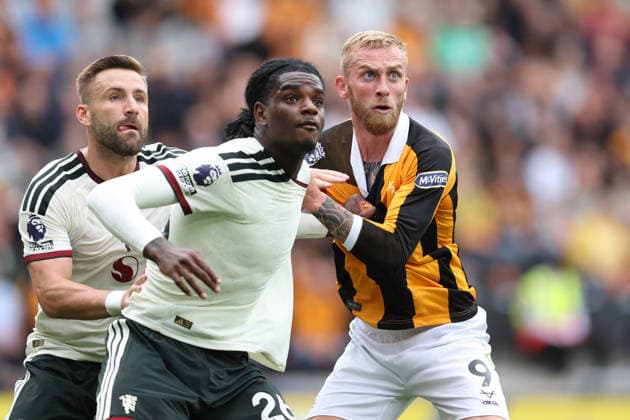 Hull v Man Utd 22 August 2026, Hull - Premier League Football - Hull City v Manchester United, ManU - Ayden Heaven of Manchester United and Ollie McBurnie of Hull City - Photo: Charlotte Wilson Offside. Hull UK *** Hull gegen Man Utd, 22. August 2026, Hull, Premier League, Fußball: Hull City gegen Manchester United – Ayden Heaven von Manchester United und Ollie McBurnie von Hull City. Foto: Charlotte Wilson, Offside, Hull, Großbritannien  Copyright: xCharlottexWilsonx xOffsidexOffside