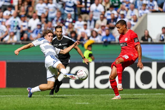 22.08.2026, GER, Fussball, Herren, DFB-Pokal, Saison 2026 2027, MSV Duisburg - SV Elversberg Patrick Sussek (Duisburg) und Jan Gyamerah (SVE) im Kampf um den Ball Duisburg schauinsland-reisen Arena Nordrhein-Westfalen Deutschland *** August 22, 2026, GER, Soccer, Men s, DFB Cup, 2026–2027 Season, MSV Duisburg vs. SV Elversberg, Patrick Sussek (Duisburg) and Jan Gyamerah (SVE) battling for the ball, Duisburg, Schauinsland Arena, North Rhine-Westphalia, Germany Copyright: xAdrianxSchlüterx