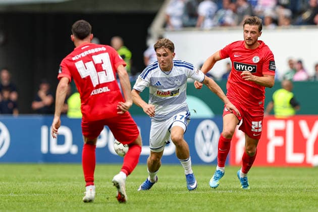 22.08.2026, GER, Fussball, Herren, DFB-Pokal, Saison 2026 2027, MSV Duisburg - SV Elversberg Patrick Sussek (Duisburg) und Felix Keidel (SVE) im Kampf um den Ball Duisburg schauinsland-reisen Arena Nordrhein-Westfalen Deutschland *** August 22, 2026, GER, Soccer, Men s, DFB Cup, 2026–2027 season, MSV Duisburg vs. SV Elversberg; Patrick Sussek (Duisburg) and Felix Keidel (SVE) battle for the ball; Duisburg, Schauinsland-Arena, North Rhine-Westphalia, Germany Copyright: xAdrianxSchlüterx
