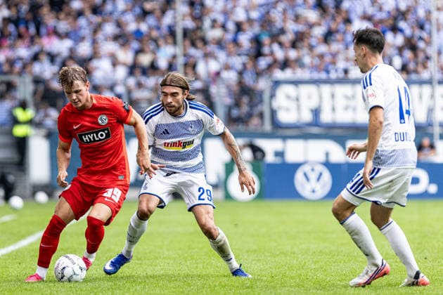 DFB-Pokal, 2026 2027, 1. Runde: MSV Duisburg - SV 07 Elversberg; 22.08.2026 Cole Campbell (SV 07 Elversberg, 39), Joshua Bitter (MSV Duisburg, 29) DFB-Pokal, 2026 2027, 1. Runde: MSV Duisburg - SV 07 Elversberg; Schauinsland-Reisen-Arena, Duisburg; 22.08.2026 DFB regulations prohibit any use of photographs as image sequences and or quasi video. *** DFB Cup, 2026–2027, First Round: MSV Duisburg vs. SV 07 Elversberg, August 22, 2026—Cole Campbell (SV 07 Elversberg, 39) and Joshua Bitter (MSV Duisburg, 29)—DFB Cup, 2026–2027, First Round: MSV Duisburg vs. SV 07 Elversberg, Schauinsland Reisen Arena, Duisburg, August 22, 2026. DFB regulations prohibit any use of photographs as image sequences and or quasi-video. Copyright: xBEAUTIFULxSPORTS Buriakovx