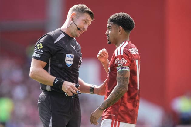 Premier League: Nottingham Forest v Leeds United Referee Robert Jones speaks to Morgan Gibbs-White of Nottingham Forest during the Premier League match Nottingham Forest vs Leeds United at City Ground, Nottingham, United Kingdom on 22 August 2026 (Photo by Maynard Manyowa News Images) Nottingham City Ground Nottinghamshire United Kingdom Copyright: xMaynardxManyowa NewsxImagesx