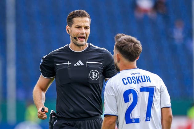 2026.08.22, xkwix, Fußball, DFB-Pokal, MSV Duisburg - SV Elversberg, Schauinsland-Reisen-Arena, 1.Runde, Saison 2026 2027: Schiedsrichter Burda, Max (Berlin) im Gespraech mit Can Coskun (MSV Duisburg 27) DFB regulations prohibit any use of photographs as image sequences and or quasi-video. Photo: xKamilxWilkowskixPressefotoKochx Nordrhein-Westfalen Deutschland *** August 22, 2026, xkwix, Soccer, DFB Cup, MSV Duisburg vs. SV Elversberg, Schauinsland Reisen Arena, 1st Round, 2026–2027 Season, Referee Burda, Max Berlin in conversation with Can Coskun, MSV Duisburg 27. DFB regulations prohibit any use of photographs as image sequences and or quasi-video. Photo: xKamilxWilkowskixPressefotoKochx, North Rhine-Westphalia, Germany