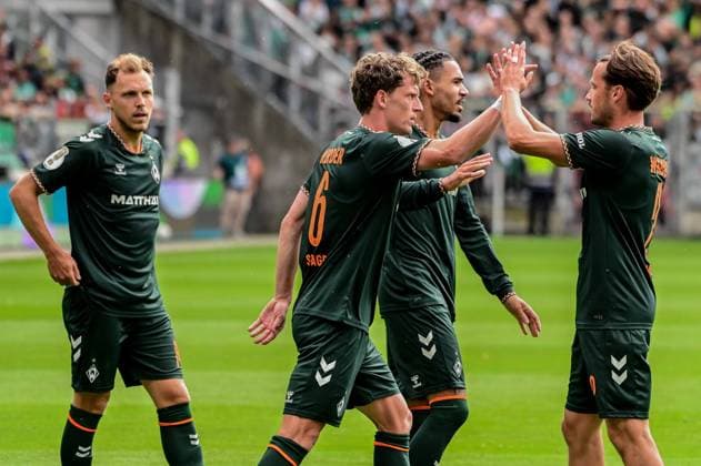 Torjubel nach dem 0:1 durch Jens Stage 11 Justin Njinmah Olivier Deman ( Werder ) ( Lüneburg ) Deutschland , Hamburg , Millerntor , Fussball , 1 Bundesliga , Oberliga Niedersachsen , DFB Pokal Runde 1 , LSK Lüneburg - SV Werder Bremen *** Goal celebration after the 0-1 goal by Jens Stage 11, Justin Njinmah, and Olivier Deman; Werder Lüneburg, Germany; Hamburg; Millerntor; soccer; Bundesliga 1; Oberliga Niedersachsen; DFB Cup Round 1; LSK Lüneburg vs. SV Werder Bremen