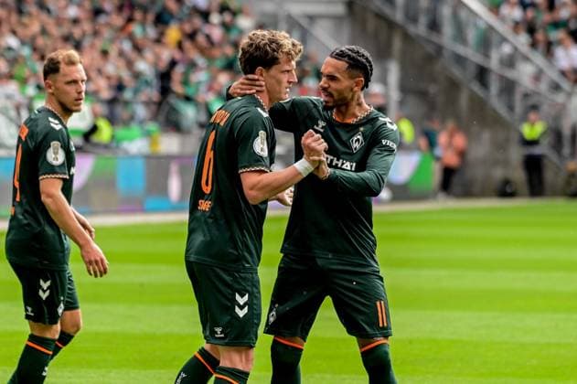 Torjubel nach dem 0:1 durch Jens Stage 11 Justin Njinmah ( Werder ) ( Lüneburg ) Deutschland , Hamburg , Millerntor , Fussball , 1 Bundesliga , Oberliga Niedersachsen , DFB Pokal Runde 1 , LSK Lüneburg - SV Werder Bremen *** Goal celebration after the 0-1 goal by Jens Stage 11 Justin Njinmah Werder Lüneburg Germany, Hamburg, Millerntor, soccer, Bundesliga 1, Oberliga Niedersachsen, DFB Cup Round 1, LSK Lüneburg SV Werder Bremen