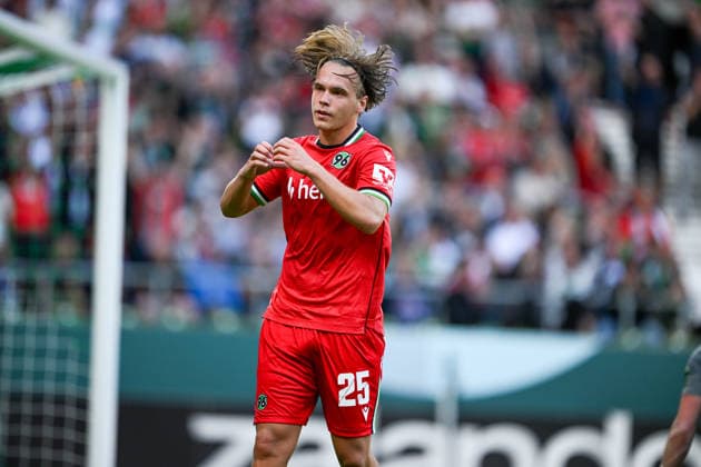 DFB Pokal 26 27 - SV Hemelingen - Hannover 96 am 22.08.2026 im Weserstadion in Bremen Jubel, Torjubel, Torschuetze, Torschütze Lars Gindorf (Hannover) jubelt nach seinem Tor zum 0:6 *** DFB Cup 26-27: SV Hemelingen vs. Hannover 96 on August 22, 2026, at the Weserstadion in Bremen—Cheers, goal celebrations, goal scorers, goal scorer Lars Gindorf; Hannover celebrates after his goal to make it 0-6 MT