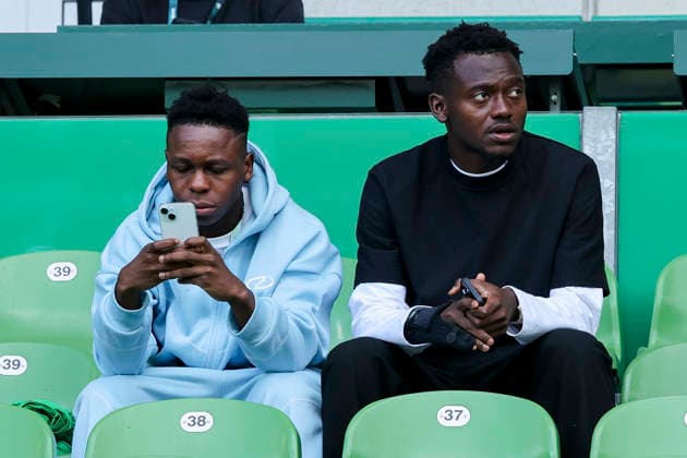Mwisho Mhango (Hannover 96) und Mustapha Bundu (Hannover 96) schauen waehrend des Spiels des DFB-Pokals zwischen SV Hemelingen und Hannover 96, Weserstadion am 22. August 2026 in Bremen, Deutschland. (Foto von Marco Steinbrenner DeFodi Images) +++ Mwisho Mhango (Hannover 96) und Mustapha Bundu (Hannover 96) look on during the DFB-Pokal match between SV Hemelingen and Hannover 96t at Weserstadion on August 22, 2026 in Bremen, Germany. (Photo by Marco Steinbrenner DeFodi Images) (Photo by Marco Steinbrenner DeFodi Images) - *** Mwisho Mhango of Hannover 96 and Mustapha Bundu of Hannover 96 watch during the DFB Cup match between SV Hemelingen and Hannover 96 at Weserstadion on August 22, 2026, in Bremen, Germany Photo by Marco Steinbrenner DeFodi Images Mwisho Mhango of Hannover 96 and Mustapha Bundu of Hannover 96 look on during the DFB Cup match between SV Hemelingen and Hannover 96 at Weserstadion on August 22, 2026 in Bremen, Germany Photo by Marco Steinbrenner, DeFodi Images Photo by Marco Steinbrenner, DeFodi Images