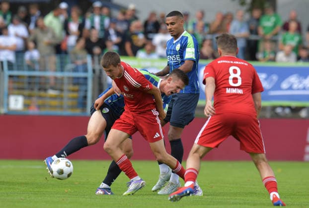 22.08.2026, GER, Fussball, Regionalliga West, Saison 2026 2027, 04. Spieltag, Ohlendorf Stadion im Heidewald, Gütersloh FC Gütersloh - SV Bergisch Gladbach 3 : 1 Aleksandar Kandic (FC Gütersloh, links) gegen Ole Tillmann (SV Bergisch Gladbach), Aktion, Duell, Zweikampf *** August 22, 2026, GER, Soccer, Regionalliga West, 2026–2027 Season, Matchday 4, Ohlendorf Stadium in Heidewald, Gütersloh FC Gütersloh vs. SV Bergisch Gladbach 3–1 Aleksandar Kandic (FC Gütersloh), left, against Ole Tillmann (SV Bergisch Gladbach), action, duel, tackle