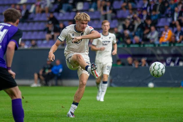 GER, Aue, Fussball, DFB-Pokal, 1. Hauptrunde, FC Erzgebirge Aue vs. TSG 1899 Hoffenheim im Bild v.l.: Nathan De Cat (TSG Hoffenheim 17), Aktion mit Ball 22.08.2026, EINS Erzgebirgsstadion Aue DFB REGULATIONS PROHIBIT ANY USE OF PHOTOGRAPHS AS IMAGE SEQUENCES AND OR QUASI-VIDEO, *** GER, Aue, Soccer, DFB Cup, 1st Round, FC Erzgebirge Aue vs. TSG 1899 Hoffenheim in the photo (from left): Nathan De Cat (TSG Hoffenheim 17), in action with the ball, August 22, 2026, EINS Erzgebirgsstadion Aue DFB REGULATIONS PROHIBIT ANY USE OF PHOTOGRAPHS AS IMAGE SEQUENCES AND OR QUASI-VIDEO, Copyright: HMBxMedia PaulxFritz