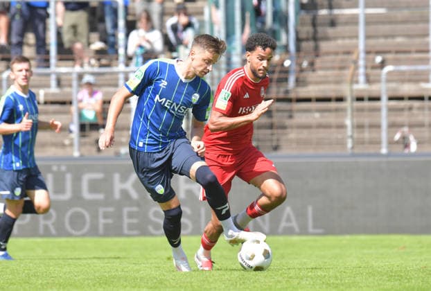 22.08.2026, GER, Fussball, Regionalliga West, Saison 2026 2027, 04. Spieltag, Ohlendorf Stadion im Heidewald, Gütersloh FC Gütersloh - SV Bergisch Gladbach 3 : 1 Patrik Twardzik (FC Gütersloh, links) gegen Joel Maurice Rudolf Kouekem (SV Bergisch Gladbach), Aktion, Duell, Zweikampf *** August 22, 2026, GER, Soccer, Regionalliga West, 2026–2027 Season, Matchday 4, Ohlendorf Stadium in Heidewald, Gütersloh FC Gütersloh vs. SV Bergisch Gladbach 3–1 Patrik Twardzik (FC Gütersloh), left, vs. Joel Maurice Rudolf Kouekem (SV Bergisch Gladbach), action, duel, tackle