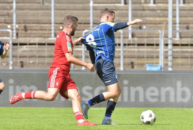 22.08.2026, GER, Fussball, Regionalliga West, Saison 2026 2027, 04. Spieltag, Ohlendorf Stadion im Heidewald, Gütersloh FC Gütersloh - SV Bergisch Gladbach 3 : 1 Phil Beckhoff (FC Gütersloh, rechts) gegen Ardit Mimini (SV Bergisch Gladbach), Aktion, Duell, Zweikampf *** August 22, 2026, GER, Soccer, Regionalliga West, 2026–2027 Season, Matchday 4, Ohlendorf Stadium in Heidewald, Gütersloh FC vs. SV Bergisch Gladbach 3–1 Phil Beckhoff (FC Gütersloh), on the right, against Ardit Mimini (SV Bergisch Gladbach), action, duel, tackle