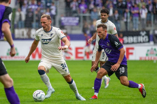 GER, Aue, Fussball, DFB-Pokal, 1. Hauptrunde, FC Erzgebirge Aue vs. TSG 1899 Hoffenheim im Bild v.l.: Vladimir Coufal (TSG Hoffenheim 34), Simon Skarlatidis (FC Erzgebirge Aue 30), Zweikampf 22.08.2026, EINS Erzgebirgsstadion Aue DFB REGULATIONS PROHIBIT ANY USE OF PHOTOGRAPHS AS IMAGE SEQUENCES AND OR QUASI-VIDEO, *** GER, Aue, Soccer, DFB Cup, 1st Round, FC Erzgebirge Aue vs. TSG 1899 Hoffenheim (pictured, from left): Vladimir Coufal (TSG Hoffenheim, 34), Simon Skarlatidis (FC Erzgebirge Aue, 30), tackle on August 22, 2026, EINS Erzgebirgsstadion Aue DFB REGULATIONS PROHIBIT ANY USE OF PHOTOGRAPHS AS IMAGE SEQUENCES AND OR QUASI-VIDEO, Copyright: HMBxMedia PaulxFritz