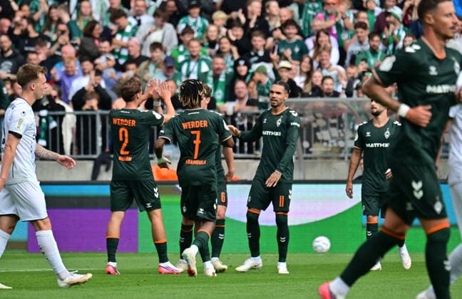 22.08.2026,GER Fußball, Männer,DFB Pokal, 1.Runde Saison 2026 2027, Hamburg, Lüneburger SK vs Werder Bremen Jens Stage (Werder 06) schiesst das Tor zum 1-0 fuer Bremen vorbei an Torwart Tommy Henze (Pauli 01) und jubelt mit der Mannschaft DFB DFL regulations prohibit any use of photographs as image sequences and or quasi-video) Hamburg Millerntorstadion Hamburg Deutschland *** August 22, 2026, German Soccer, Men, DFB Cup, 1st Round, 2026–2027 Season, Hamburg, Lüneburger SK vs. Werder Bremen: Jens Stage of Werder 06 scores the 1–0 goal for Bremen past goalkeeper Tommy Henze of Pauli 01 and celebrates with the team. DFB and DFL regulations prohibit any use of photographs as image sequences and or quasi-video. Hamburg Millerntorstadion, Hamburg, Germany Copyright: xnordphotoxGmbH xWitkex