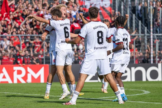 Piet Scobel (1. FC Nuernberg, 19) und Adam Markhiyev (1. FC Nuernberg, 06) bejubeln das Tor zum 1:0. Dabei 98fcn und Mohamed Ali Zoma (1. FC Nuernberg, 23). Viktoria Koeln vs. 1. FC Nuernberg, Fussball, DFB-Pokal, 1. Runde, Saison 2026 2027, 22.08.2026 DFL DFB Regulations prohibit any use of Photographs as image sequences and or Quasivideo Viktoria Koeln vs. 1. FC Nuernberg, Fussball, DFB-Pokal, 1. Runde, Saison 2026 2027, 22.08.2026 Koeln *** Piet Scobel of 1. FC Nuremberg, 19, and Adam Markhiyev of 1. FC Nuremberg, 06 celebrate the 1–0 goal. Also pictured: 98fcn and Mohamed Ali Zoma of 1 FC Nuremberg, 23. Viktoria Cologne vs. 1 FC Nuremberg, soccer, DFB Cup, 1st round, 2026–2027 season, August 22, 2026. DFL and DFB regulations prohibit any use of photographs as image sequences and or quasi-video. Viktoria Cologne vs. 1. FC Nuremberg, soccer, DFB Cup, 1st round, 2026–2027 season, August 22, 2026, Cologne Copyright: xEibner-Pressefoto ThomasxHaeslerx EP_THR