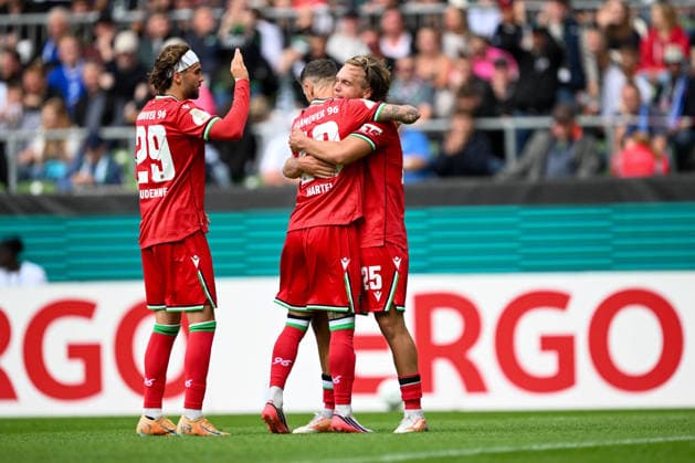 DFB Pokal 26 27 - SV Hemelingen - Hannover 96 am 22.08.2026 im Weserstadion in Bremen Jubel, Torjubel, Torschuetze, Torschütze Lars Gindorf (Hannover) jubelt nach seinem Tor zum 0:7 mit Marcel Hartel (Hannover) und Kolja Oudenne (Hannover) *** DFB Cup 26–27: SV Hemelingen vs. Hannover 96 on August 22, 2026, at the Weserstadion in Bremen—Cheers, goal celebrations, Goal scorers, goal scorer Lars Gindorf; Hannover celebrates after his goal to make it 0–7, along with Marcel Hartel and Kolja Oudenne MT