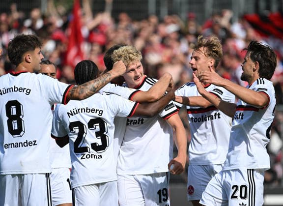 22.08.2026, xophax, Fussball , DFB - Pokal , 1.Runde Viktoria Köln gegen 1.FC Nürnberg 1 zu 0 Torschütze Piet Scobel , mitte ( Nürnberg ) Jubel mit Mannschaft Köln *** August 22, 2026, xophax, Soccer, DFB Cup, 1st Round: Viktoria Cologne vs. 1. FC Nuremberg, 1–0; Goal scorer: Piet Scobel; Nuremberg players celebrating with the Cologne team