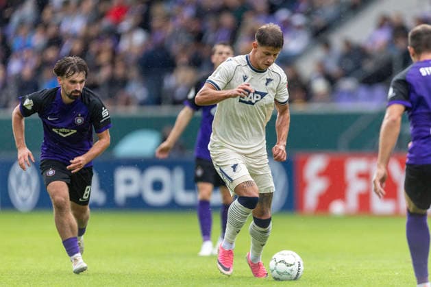 GER, Aue, Fussball, DFB-Pokal, 1. Hauptrunde, FC Erzgebirge Aue vs. TSG 1899 Hoffenheim im Bild v.l.: Adam Hlozek (TSG Hoffenheim 10), Aktion mit Ball 22.08.2026, EINS Erzgebirgsstadion Aue DFB REGULATIONS PROHIBIT ANY USE OF PHOTOGRAPHS AS IMAGE SEQUENCES AND OR QUASI-VIDEO, *** GER, Aue, Soccer, DFB Cup, 1st Round, FC Erzgebirge Aue vs. TSG 1899 Hoffenheim (pictured, from left): Adam Hlozek (TSG Hoffenheim, No. 10), in action with the ball, August 22, 2026, EINS Erzgebirgsstadion Aue DFB REGULATIONS PROHIBIT ANY USE OF PHOTOGRAPHS AS IMAGE SEQUENCES AND OR QUASI-VIDEO, Copyright: HMBxMedia PaulxFritz