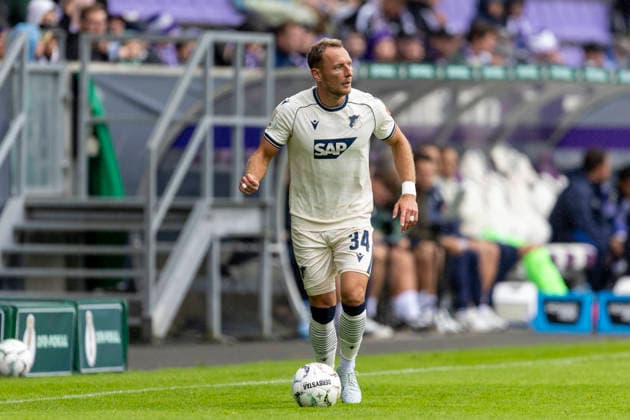GER, Aue, Fussball, DFB-Pokal, 1. Hauptrunde, FC Erzgebirge Aue vs. TSG 1899 Hoffenheim im Bild v.l.: Vladimir Coufal (TSG Hoffenheim 34), Aktion mit Ball 22.08.2026, EINS Erzgebirgsstadion Aue DFB REGULATIONS PROHIBIT ANY USE OF PHOTOGRAPHS AS IMAGE SEQUENCES AND OR QUASI-VIDEO, *** GER, Aue, Soccer, DFB Cup, 1st Round, FC Erzgebirge Aue vs. TSG 1899 Hoffenheim in the photo (from left): Vladimir Coufal (TSG Hoffenheim, 34), in action with the ball, August 22, 2026, EINS Erzgebirgsstadion Aue DFB REGULATIONS PROHIBIT ANY USE OF PHOTOGRAPHS AS IMAGE SEQUENCES AND OR QUASI-VIDEO, Copyright: HMBxMedia PaulxFritz