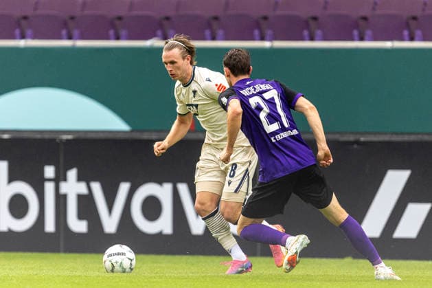 GER, Aue, Fussball, DFB-Pokal, 1. Hauptrunde, FC Erzgebirge Aue vs. TSG 1899 Hoffenheim im Bild v.l.: Patrick Wimmer (TSG Hoffenheim 08), Tim Maciejewski (FC Erzgebirge Aue 27), Zweikampf 22.08.2026, EINS Erzgebirgsstadion Aue DFB REGULATIONS PROHIBIT ANY USE OF PHOTOGRAPHS AS IMAGE SEQUENCES AND OR QUASI-VIDEO, *** GER, Aue, Soccer, DFB Cup, 1st Round, FC Erzgebirge Aue vs. TSG 1899 Hoffenheim (pictured, from left): Patrick Wimmer (TSG Hoffenheim 08), Tim Maciejewski, FC Erzgebirge Aue 27, tackle on August 22, 2026, EINS Erzgebirgsstadion Aue. DFB regulations prohibit any use of photographs as image sequences and or quasi-video, Copyright: HMBxMedia PaulxFritz