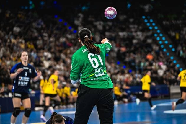 Nicole Roth ( 61; HSG Blomberg-Lippe) wirft den Ball in einer dynamischen Wurfbewegung, der Handball ist klar im Bild sichtbar. Im Hintergrund sind Spielerinnen von Borussia Dortmund sowie eine gefüllte Zuschauerkulisse im SAP Garden München zu erkennen. Nicole Roth ( 61; HSG Blomberg-Lippe) beim Torwurf im SAP Garden *** Nicole Roth 61 of HSG Blomberg Lippe throws the ball in a dynamic shooting motion; the handball is clearly visible in the frame. In the background, players from Borussia Dortmund and a packed crowd at the SAP Garden in Munich can be seen. Nicole Roth 61 of HSG Blomberg Lippe taking a shot at the SAP Garden Copyright: xspeedshotx xDorianfrickx