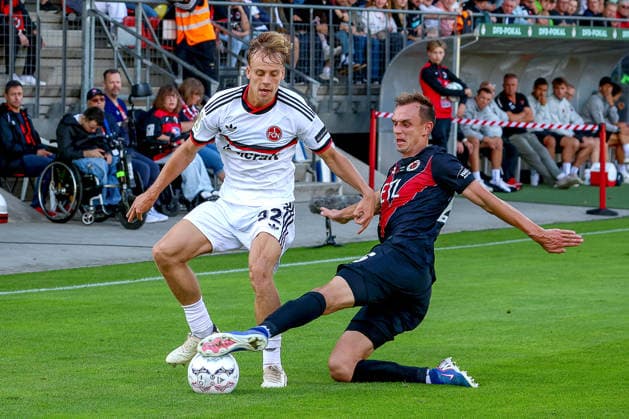 15.08.2026, xsscx, Fußball, DFB-Pokal 1. Runde, Viktoria Köln - 1. FC Nürnberg, Sportpark Höhenberg, Saison 2026 2027: Tim Janisch (1. FC Nürnberg 32) im Zweikampf gegen Kilian Jakob (Viktoria Köln 26) DFB regulations prohibit any use of photographs as image sequences and or quasi-video. Photo: xSandraxScherningxPressefotoKochx Nordrhein-Westfalen Deutschland *** August 15, 2026, xsscx, Soccer, DFB Cup First Round, Viktoria Köln vs. 1. FC Nürnberg, Sportpark Höhenberg, 2026–2027 Season: Tim Janisch of 1. FC Nürnberg (No. 32) in a tackle against Kilian Jakob of Viktoria Köln (No. 26). DFB regulations prohibit any use of photographs as image sequences and or quasi-video. Photo: xSandraxScherningxPressefotoKochx, North Rhine-Westphalia, Germany