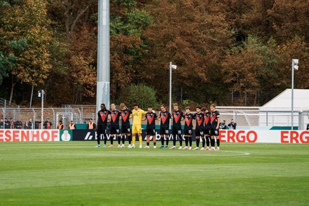 Deutschland, Köln (Sportpark Höhenberg): DFB-Pokal, 1. Runde, FC Viktoria Köln - 1. FC Nürnberg, Schweigeminute für Mannschaftsarzt Helmut Pottkämper und Oberbürgermeister Fritz Schramma *** Germany, Cologne, Sportpark Höhenberg, DFB Cup, First Round, FC Viktoria Cologne vs. 1. FC Nuremberg; a moment of silence was observed for team doctor Helmut Pottkämper and Mayor Fritz Schramma Copyright: xThiemoxRudolphx