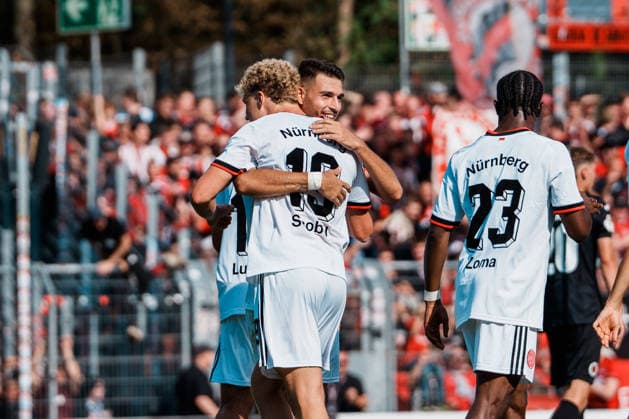 Deutschland, Köln (Sportpark Höhenberg): DFB-Pokal, 1. Runde, FC Viktoria Köln - 1. FC Nürnberg, Torjubel Piet Scobel (1. FC Nürnberg, 19) 1 zu 0, Tor, Führungstreffer *** Germany, Cologne, Sportpark Höhenberg, DFB Cup, 1st Round, FC Viktoria Cologne vs. 1. FC Nuremberg, Piet Scobel celebrates a goal for 1. FC Nuremberg, 19, 1–0, goal, opening goal Copyright: xThiemoxRudolphx