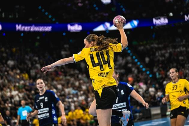 Lara Egeling ( 44; Borussia Dortmund) springt ab und holt zum Wurf aus, der Ball ist klar über ihrem Kopf sichtbar. Im Hintergrund agieren Spielerinnen der HSG Blomberg-Lippe in der Abwehr sowie Teamkollegin 33 von Borussia Dortmund. Lara Egeling ( 44; Borussia Dortmund) beim Sprungwurf im SAP Garden *** Lara Egeling (44) of Borussia Dortmund jumps and winds up for a shot; the ball is clearly visible above her head. In the background, players from HSG Blomberg Lippe are defending, along with Lara Egeling’s (44) teammate (No. 33) from Borussia Dortmund as she takes a jump shot at SAP Garden. Copyright: xspeedshotx xDorianfrickx