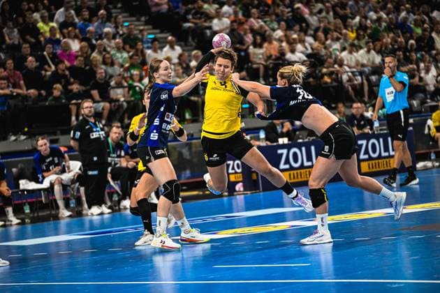 Alina Grijseels von Borussia Dortmund kämpft sich mit dem Ball durch zwei Verteidigerinnen von HSG Blomberg-Lippe, darunter Nieke Kühne. Die Szene zeigt einen intensiven Zweikampf im Rückraum beim Spiel im SAP Garden München. Alina Grijseels ( 4; Borussia Dortmund) im Zweikampf gegen HSG Blomberg-Lippe *** Alina Grijseels of Borussia Dortmund battles her way through two HSG Blomberg Lippe defenders—including Nieke Kühne—with the ball. The scene shows an intense one-on-one battle in the backcourt during the game at SAP Garden Munich. Alina Grijseels (No. 4, Borussia Dortmund) in a one-on-one battle against HSG Blomberg Lippe Copyright: xspeedshotx xDorianfrickx