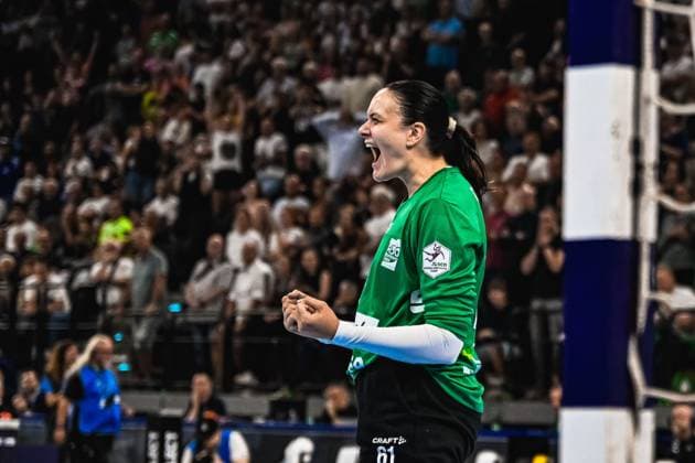 Nicole Roth ( 61; HSG Blomberg-Lippe) reißt die Fäuste hoch und jubelt mit weit geöffnetem Mund vor einer vollbesetzten Tribüne im SAP Garden München. Im Hintergrund ist das Tornetz zu sehen, das den Moment als Torerfolg unterstreicht. Nicole Roth ( 61; HSG Blomberg-Lippe) jubelt leidenschaftlich im SAP Garden *** Nicole Roth 61 of HSG Blomberg Lippe pumps her fists and cheers with her mouth wide open in front of a packed crowd at SAP Garden in Munich. The goal net can be seen in the background, which underscores the moment as a goal Nicole Roth 61 of HSG Blomberg Lippe celebrates passionately at the SAP Garden Copyright: xspeedshotx xDorianfrickx