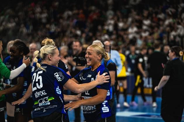 Judith Tietjen ( 22; HSG Blomberg-Lippe) und Lilli Röpcke ( 25; HSG Blomberg-Lippe) liegen sich lachend in den Armen und feiern gemeinsam im SAP Garden München. Im Hintergrund sind weitere Spielerinnen beider Teams sowie eine gut gefüllte Zuschauertribüne zu sehen. Judith Tietjen ( 22; HSG Blomberg-Lippe) und Lilli Röpcke ( 25) beim Jubel *** Judith Tietjen, 22, of HSG Blomberg Lippe, and Lilli Röpcke, 25, of HSG Blomberg Lippe, are laughing as they embrace and celebrate together at the SAP Garden in Munich. In the background, other players from both teams can be seen, as well as a packed stands. Judith Tietjen, 22, of HSG Blomberg Lippe and Lilli Röpcke, 25, celebrating Copyright: xspeedshotx xDorianfrickx