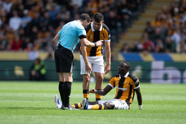 Hull City v Manchester United, ManU Premier League Nobel Mendy of Hull City following an injury during the Premier League match between Hull City and Manchester United at the MKM Stadium, Hull. 22 08 2026 UK Newspapers OUT Copyright: xMattxWilkinsonx FIL-23804-0194
