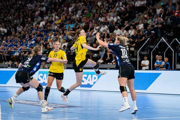 HSG Blomberg-Lippe (GER) vs. Borussia Dortmund (GER), Handball, 1. Handball Bundesliga Frauen, Rexel Supercup 2026, Saison 2026 2027, Muenchen, 22.08.2026 Alieke van Maurik (Borussia Dortmund, 14) im Torwurf gegen Maxi Muehlner (HSG Blomberg-Lippe, 10) Muenchen SAP Garden Deutschland *** HSG Blomberg Lippe GER vs. Borussia Dortmund GER, Handball, Women s Handball Bundesliga 1, Rexel Supercup 2026, 2026–2027 Season, Munich, August 22, 2026: Alieke van Maurik of Borussia Dortmund scores her 14th goal against Maxi Muehlner of HSG Blomberg Lippe; 10, Munich SAP Garden, Germany