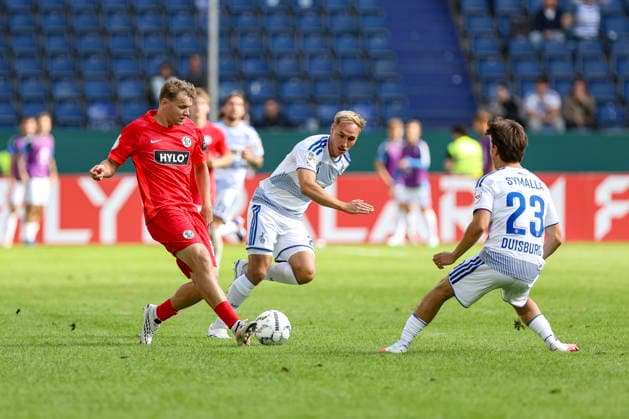 22.08.2026, GER, Fussball, Herren, DFB-Pokal, Saison 2026 2027, MSV Duisburg - SV Elversberg Lasse Günther (SVE) und Florian Krüger (Duisburg) im Kampf um den Ball Duisburg schauinsland-reisen Arena Nordrhein-Westfalen Deutschland *** August 22, 2026, GER, Soccer, Men s, DFB Cup, 2026–2027 Season, MSV Duisburg vs. SV Elversberg, Lasse Günther (SVE) and Florian Krüger (Duisburg) battling for the ball, Duisburg, Schauinsland, Arena, North Rhine-Westphalia, Germany Copyright: xAdrianxSchlüterx