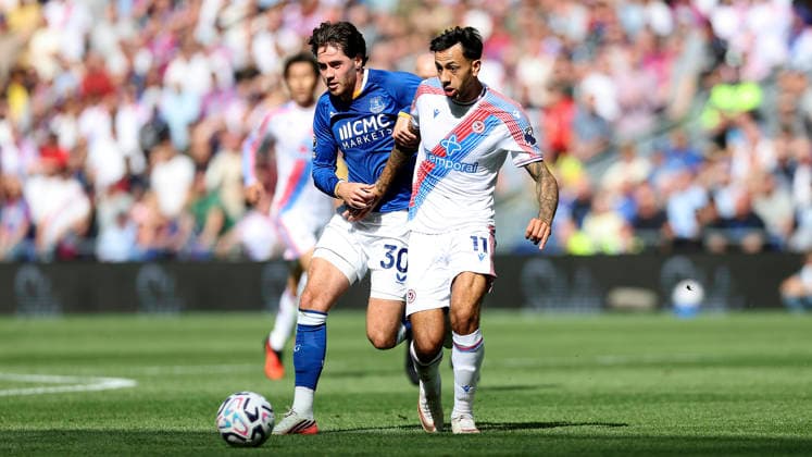 Everton v Crystal Palace, Premier League Crystal Palace midfielder Dwight McNeil (11) and Everton midfielder Hayden Hackney (30) during the Premier League match between Everton and Crystal Palace at Hill Dickinson Stadium, Liverpool, UK on 22 August 2026. Liverpool Hill Dickinson Stadium Merseyside UK Editorial use only DataCo restrictions apply See www.football-dataco.com , Copyright: xCraigxGallowayx PSI-24740-0012