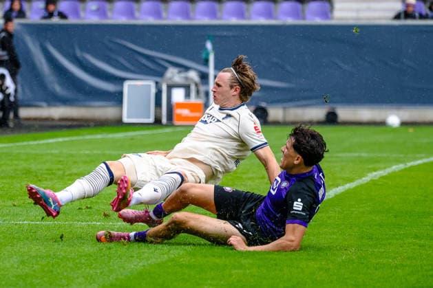 Maxim Burghardt (FC Erzgebirge Aue, 21) Foul, graetscht Patrick Wimmer (TSG 1899 Hoffenheim, 08), FC Erzgebirge Aue vs. TSG Hoffenheim, Fussball, DFB Pokal, 1. Runde, Saison 2026 2027, 22.08.2026,¨ DFL REGULATIONS PROHIBIT ANY USE OF PHOTOGRAPHS AS IMAGE SEQUENCES AND OR QUASI-VIDEO,¨ FC Erzgebirge Aue vs. TSG Hoffenheim, Fussball, DFB Pokal, 1. Runde, Saison 2026 2027, 22.08.2026, Aue *** Maxim Burghardt (FC Erzgebirge Aue), 21, commits a foul, taking down Patrick Wimmer (TSG 1899 Hoffenheim), 08, FC Erzgebirge Aue vs. TSG Hoffenheim, Soccer, DFB Cup, 1st Round, 2026–2027 Season, August 22, 2026, DFL regulations prohibit any use of photographs as image sequences and or quasi-video, FC Erzgebirge Aue vs. TSG Hoffenheim, Soccer, DFB Cup, Round 1, 2026–2027 Season, August 22, 2026, Aue Copyright: xEibner-Pressefoto LauraxRoemerx EP_LRR