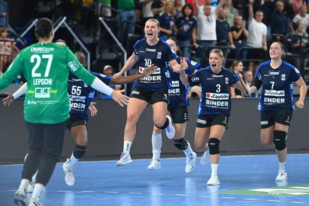 Schlussjubel Teamfoto,Team,Mannschaft, Mannschaftsfoto, Spielerinnen Blomberg Lippe. v.li:Lara Lepschi,Farrelle Alicia Njinkeu,Maxi Muehlner, Laura Rueffieux,Diana Doegg Magnusdottir, Jubel,Freude,Begeisterung, Handball Rexel Super Cup 2026 der Frauen HSG Blomberg-Lippe vs. Borussia Dortmund 26-24 am 22.08.2026 SAP GARDEN Muenchen. *** Victory celebration, team photo, team, squad, team photo, Blomberg Lippe players (from left): Lara Lepschi, Farrelle Alicia Njinkeu, Maxi Muehlner, Laura Rueffieux, Diana Doegg Magnusdottir, Celebration, Joy, Excitement, Women’s Handball Rexel Super Cup 2026: HSG Blomberg Lippe vs. Borussia Dortmund 26–24 on August 22, 2026, at SAP GARDEN, Munich