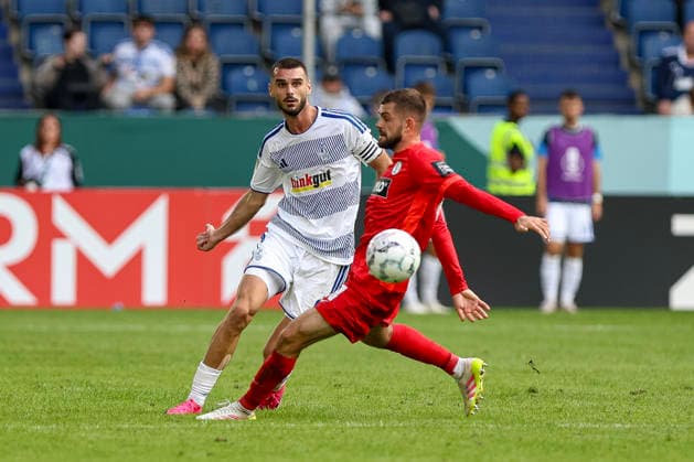 22.08.2026, GER, Fussball, Herren, DFB-Pokal, Saison 2026 2027, MSV Duisburg - SV Elversberg Rasim Bulic (Duisburg) und Lukasz Poreba (SVE) im Kampf um den Ball Duisburg schauinsland-reisen Arena Nordrhein-Westfalen Deutschland *** August 22, 2026, GER, Soccer, Men s, DFB Cup, 2026–2027 Season, MSV Duisburg vs. SV Elversberg; Rasim Bulic (Duisburg) and Lukasz Poreba (SVE) battle for the ball; Duisburg Schauinsland Arena, North Rhine-Westphalia, Germany Copyright: xAdrianxSchlüterx
