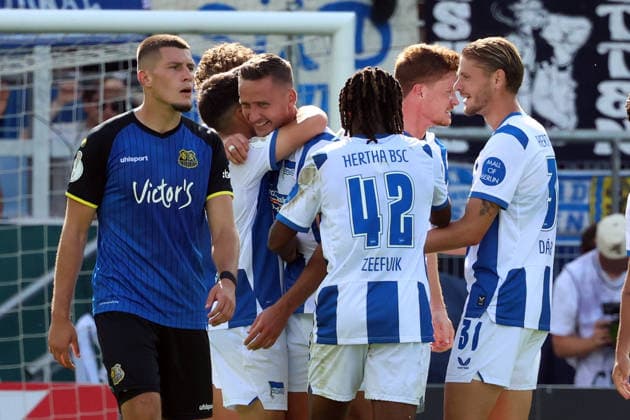22.08.2026, xrekx, Fussball DFB Pokal 1.Runde, 1.FC Saarbruecken - Hertha BSC Berlin v.l. Mladen Cvjetinovic (1.FC Saarbruecken) enttaeuscht, enttäuscht, schaut enttaeuscht, niedergeschlagen, disappointed Paul Seguin (Hertha BSC) erzielt das Tor, Treffer, scores the goal zum 0:1 (DFL DFB REGULATIONS PROHIBIT ANY USE OF PHOTOGRAPHS as IMAGE SEQUENCES and or QUASI-VIDEO) Saarbruecken *** August 22, 2026, xrekx, Soccer DFB Cup First Round, 1 FC Saarbrücken vs. Hertha BSC Berlin: Mladen Cvjetinovic. 1 FC Saarbrücken looks disappointed, dejected, and downcast. Paul Seguin of Hertha BSC scores the goal, goal, scores the goal, making it 0–1. DFL and DFB regulations prohibit any use of photographs as image sequences and or quasi-video. Saarbrücken