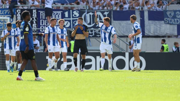 22.08.2026, xrekx, Fussball DFB Pokal 1.Runde, 1.FC Saarbruecken - Hertha BSC Berlin v.l. Paul Seguin (Hertha BSC) erzielt das Tor, Treffer, scores the goal zum 0:1 (DFL DFB REGULATIONS PROHIBIT ANY USE OF PHOTOGRAPHS as IMAGE SEQUENCES and or QUASI-VIDEO) Saarbruecken *** August 22, 2026, xrekx, Soccer DFB Cup 1st Round, 1 FC Saarbrücken vs. Hertha BSC Berlin – Paul Seguin of Hertha BSC scores the goal, making the score 0–1. DFL and DFB regulations prohibit any use of photographs as image sequences and or quasi-video. Saarbrücken