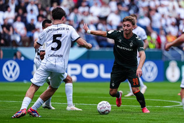 Julien Gründker (Lüneburger SK Hansa, 05), Chuki (SV Werder Bremen, 20) GER, Lüneburger SK Hansa vs. SV Werder Bremen, Fußball, DFB-Pokal, 1. Runde, Saison 2026 2027, 22.08.2026 GER, Lüneburger SK Hansa vs. SV Werder Bremen, Fußball, DFB-Pokal, 1. Runde, Saison 2026 2027, 22.08.2026 Hamburg *** Julien Gründker, Lüneburger SK Hansa, 05; Chuki, SV Werder Bremen, 20 GER; Lüneburger SK Hansa vs. SV Werder Bremen, Soccer, DFB Cup, 1st Round, 2026–2027 Season, August 22, 2026 GER, Lüneburger SK Hansa vs. SV Werder Bremen, Soccer, DFB Cup, Round 1, 2026–2027 Season, August 22, 2026 Hamburg Copyright: xEibner-Pressefoto MarcelxvonxFehrnx EP_MFN