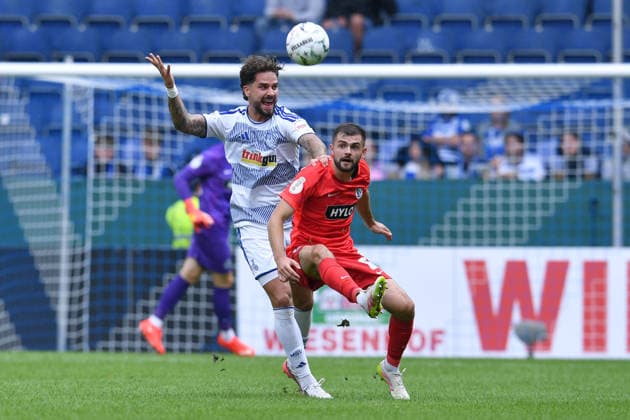 Fußball DFB-Pokal 1. Runde MSV Duisburg - SV Elversberg am 22.08.2026 in der Schauinsland-Reisen-Arena in Duisburg Tim Heike ( Duisburg ), hinten - Lukasz Poreba ( Elversberg ), vorne DFB regulations prohibit any use of photographs as image sequences and or quasi-video. *** Soccer, DFB Cup, First Round: MSV Duisburg vs. SV Elversberg on August 22, 2026, at the Schauinsland Reisen Arena in Duisburg; Tim Heike (Duisburg) in the foreground, Lukasz Poreba (Elversberg) in the background, in the foreground. DFB regulations prohibit any use of photographs as image sequences and or quasi-video. xRx