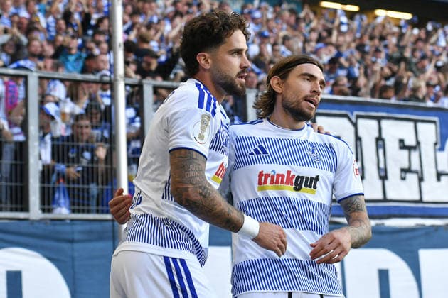 Fußball DFB-Pokal 1. Runde MSV Duisburg - SV Elversberg am 22.08.2026 in der Schauinsland-Reisen-Arena in Duisburg Torjubel zum 1:1 durch Lex Tyger Lobinger ( Duisburg ) DFB regulations prohibit any use of photographs as image sequences and or quasi-video. *** Soccer: DFB Cup First Round, MSV Duisburg vs. SV Elversberg on August 22, 2026, at the Schauinsland Reisen Arena in Duisburg. Fans celebrate the 1-1 goal scored by Lex Tyger Lobinger for Duisburg. DFB regulations prohibit any use of photographs as image sequences and or quasi-video. xRx