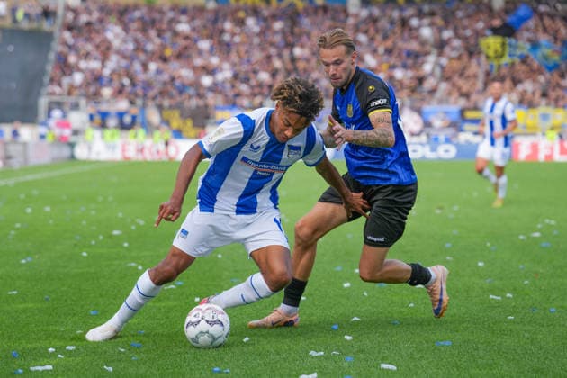 22.08.2026, xydrx, Fußball, DFB Pokal, 1. FC Saarbrücken - Hertha BSC, Saison 2026 2027, Ludwigsparkstadion: Oluwaseun Adewumi (Hertha BSC, 19) im Zweikampf gegen Niko Bretschneider (1.FC Saarbruecken, 28) DFB regulations prohibit any use of photographs as image sequences and or quasi-video. *** August 22, 2026, xydrx, Soccer, DFB Cup, 1. FC Saarbrücken vs. Hertha BSC, 2026–2027 season, Ludwigsparkstadion, Oluwaseun Adewumi (Hertha BSC), age 19, in a tackle against Niko Bretschneider (1 FC Saarbrücken), age 28. DFB regulations prohibit any use of photographs as image sequences and or quasi-video. Copyright: HMBxMedia YannisxDreimann